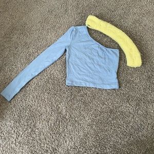 Half shoulder top with removable fur